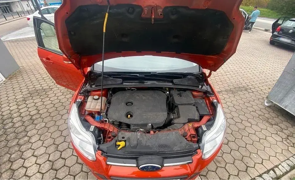Używany Ford Focus 116 KM (85 kW) 2011 Pomarańczowy Sedan/Limuzyna