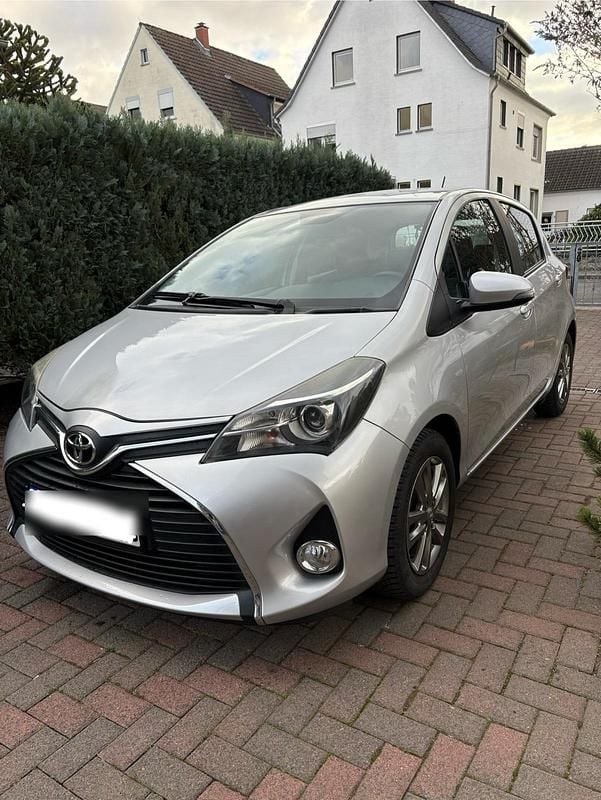 Silber Gebraucht 2015 Toyota Yaris Kleinwagen | 6.100 € (Guter Preis) - Bild 1/4