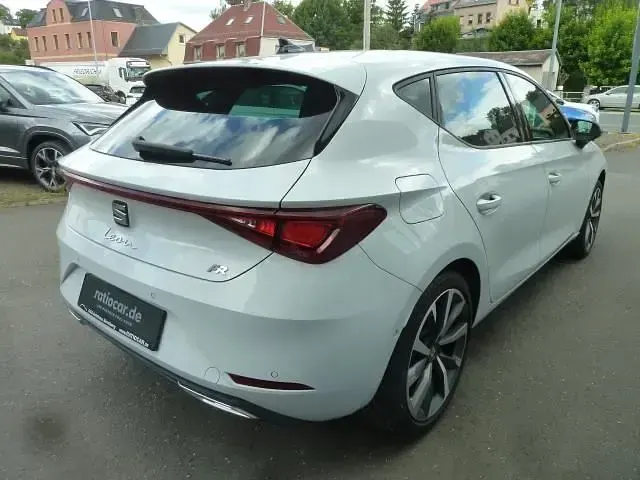 Nowe Seat Leon FR 150 KM (110 kW) 2025 Biały Sedan/Limuzyna