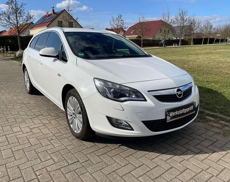 Gebraucht Opel Astra Innovation 140 PS (102 kW) 2011 Schneeweiss/summitwhite/arctic Kombi