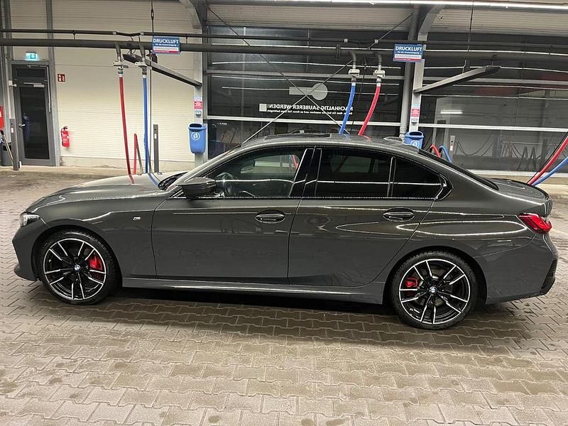 Grau Gebraucht 2023 BMW 340 M Performance Limousine | 52.999 € (Fairer Preis) - Bild 1/4