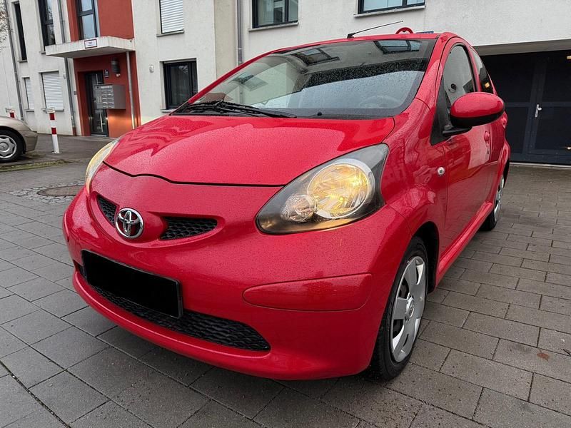 Rot Gebraucht 2007 Toyota Aygo Kleinwagen | 5.480 € (Teuer) - Bild 1/4