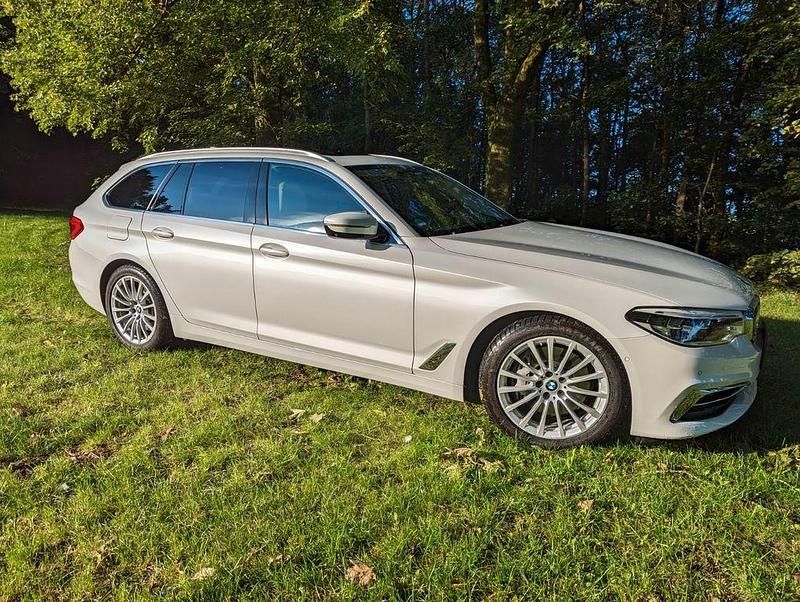 Weiß Gebraucht 2018 BMW 540 Luxury Line Kombi | 35.700 € (Fairer Preis) - Bild 1/4