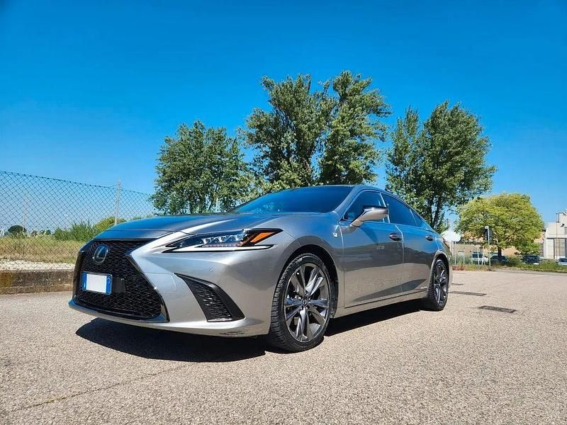 Grau Gebraucht 2019 Lexus ES300H Sport Line Limousine | 30.500 € (Fairer Preis) - Bild 1/4