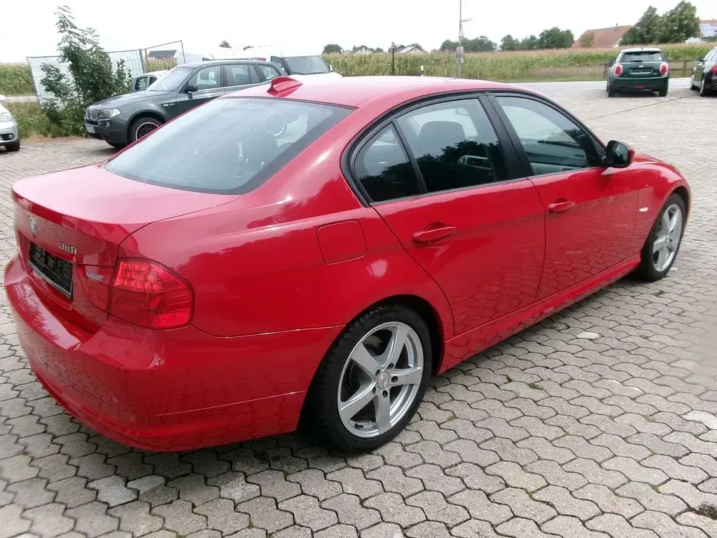 Gebraucht BMW 318 Comfort Edition 143 PS (105 kW) 2010 Rot Limousine
