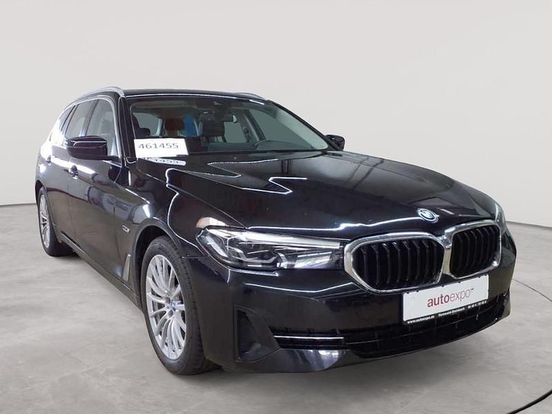 Saphirschwarz metallic Gebraucht 2022 BMW 530e Sport Line Kombi | 28.390 € (Superpreis) - Bild 1/4