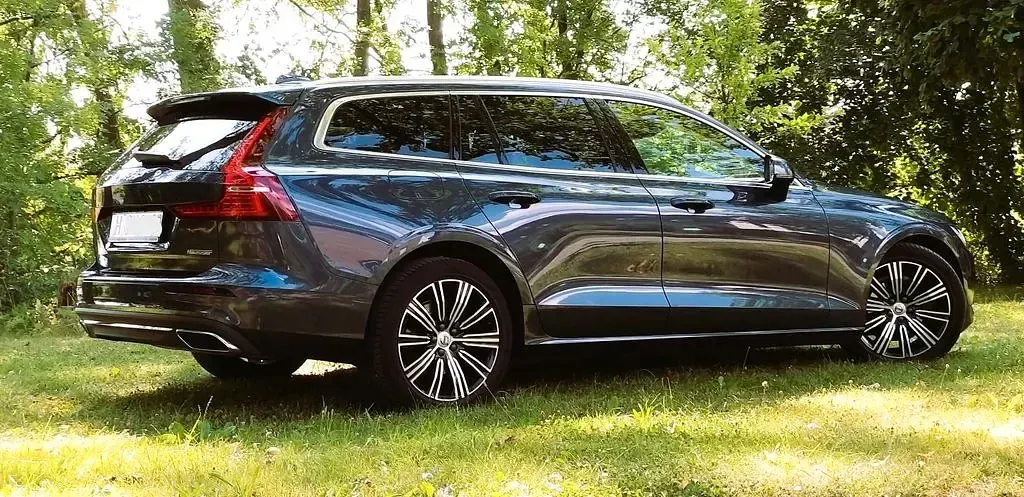 Gebraucht Volvo V60 Inscription 190 PS (139 kW) 2019 Blau Kombi