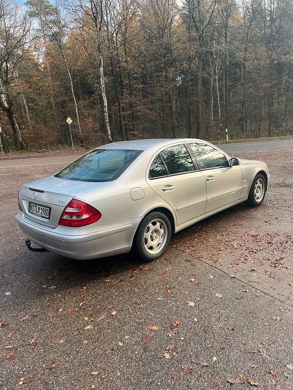 Gebraucht Mercedes E220 Classic 150 PS (110 kW) 2003 Silber Limousine