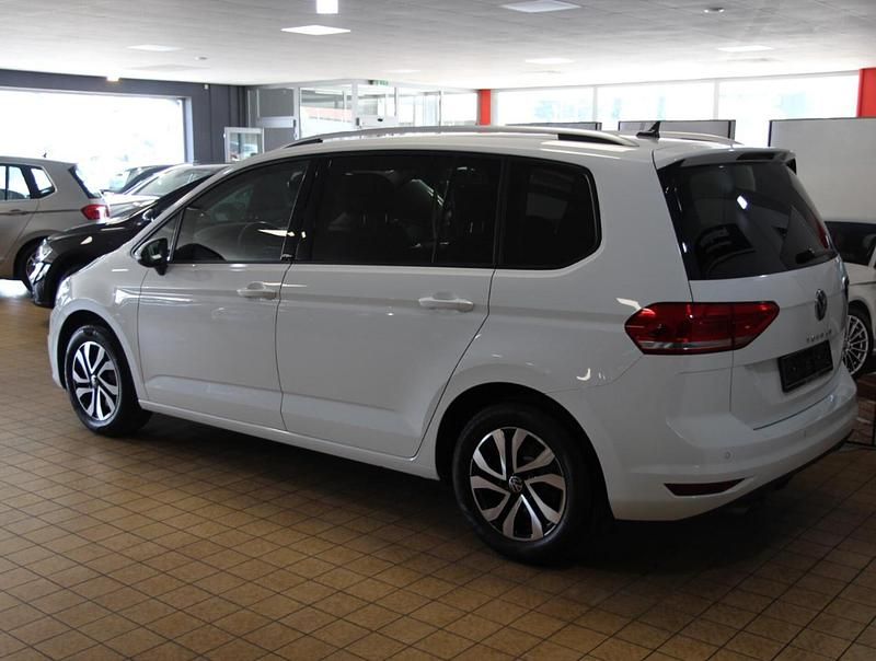Gebraucht VW Touran Active 150 PS (110 kW) 2022 Pure white Van / Kleinbus