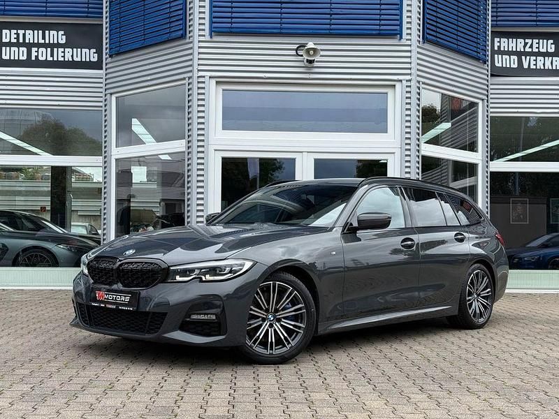 Grau Gebraucht 2019 BMW 330 Shadowline Kombi | 30.390 € (Guter Preis) - Bild 1/4