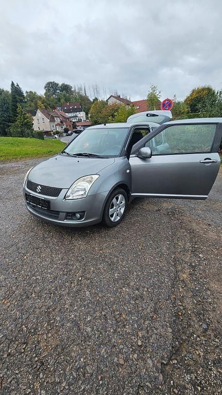 Grau Gebraucht 2009 Suzuki Swift Comfort Kleinwagen | 3.500 € (Fairer Preis) - Bild 1/4