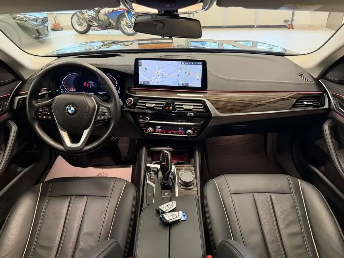 Gebraucht BMW 520 190 PS (139 kW) 2021 Black sapphire metallic Kombi
