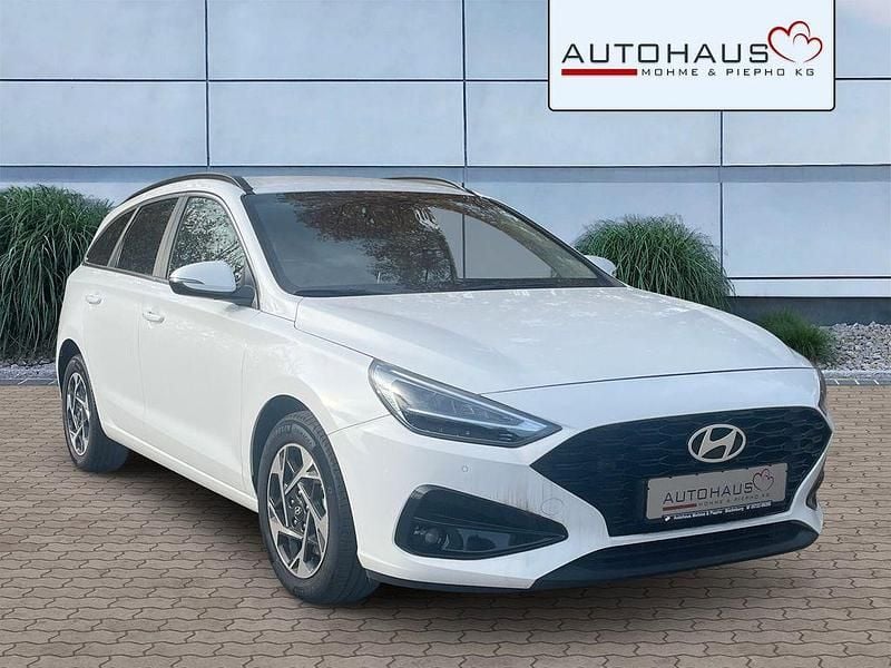 Weiß Neu 2025 Hyundai i30 Advantage Limousine | 22.900 € (Fairer Preis) - Bild 1/4