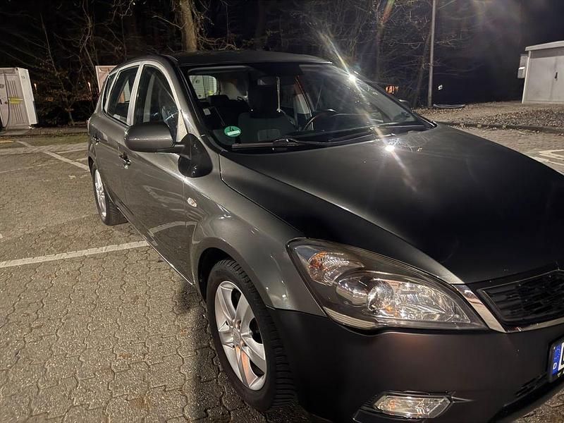 Gebraucht Kia Ceed Spirit 125 PS (91 kW) 2010 Schwarz Kleinwagen