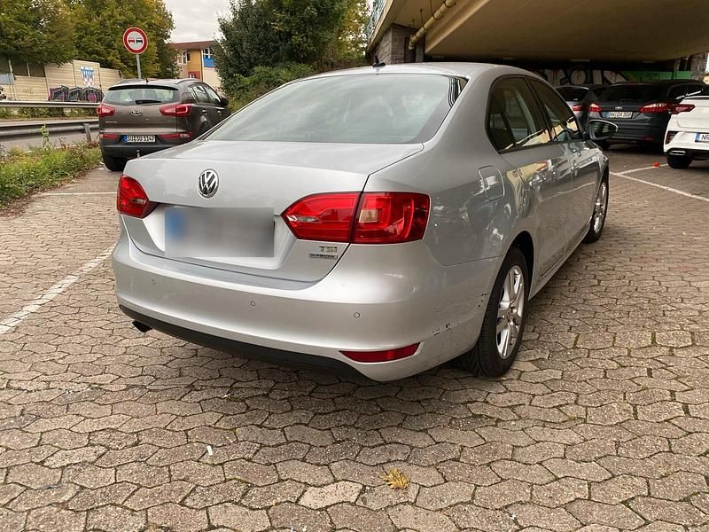 Gebraucht VW Jetta 105 PS (77 kW) 2011 Silber Limousine