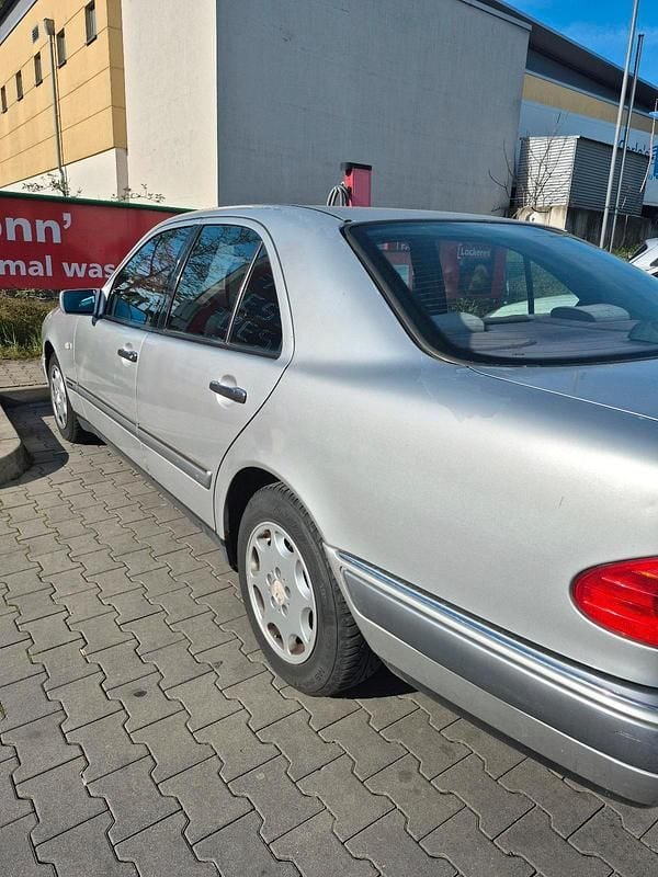 Gebraucht Mercedes E200 136 PS (100 kW) 1998 Silber Limousine