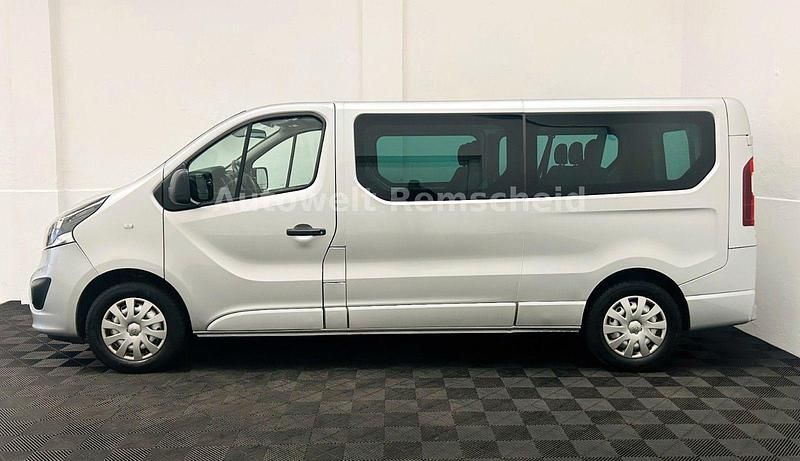 Second-hand Opel Vivaro 145 CP (106 kW) 2017 Argintiu Monovolum