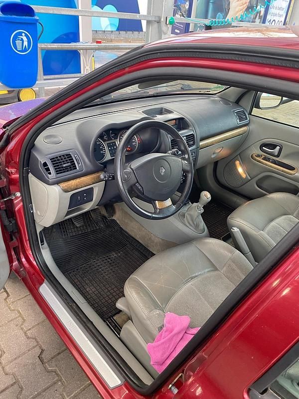 Używany Renault Clio II Initiale 72 KM (52 kW) 2003 Czerwony Hatchback