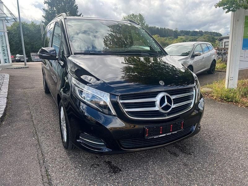 Schwarz Gebraucht 2018 Mercedes V250 Avantgarde Van / Kleinbus | 38.999 € (Fairer Preis) - Bild 1/4