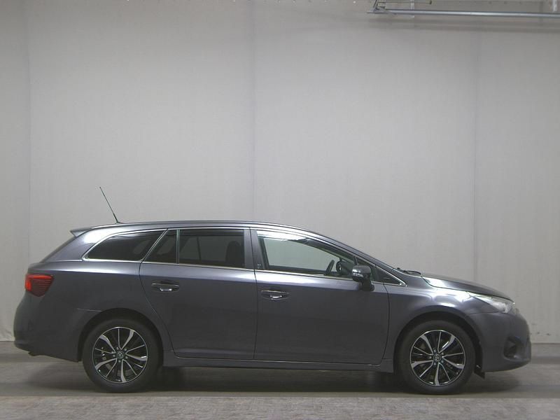 Grau Gebraucht 2018 Toyota Avensis Team | 9.980 € - Bild 1/4