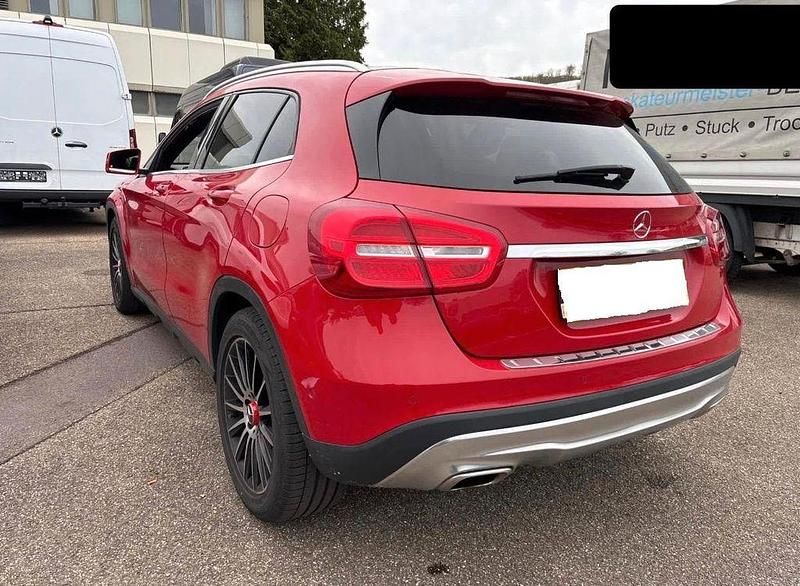 Gebraucht Mercedes GLA250 211 PS (155 kW) 2016 Rot SUV