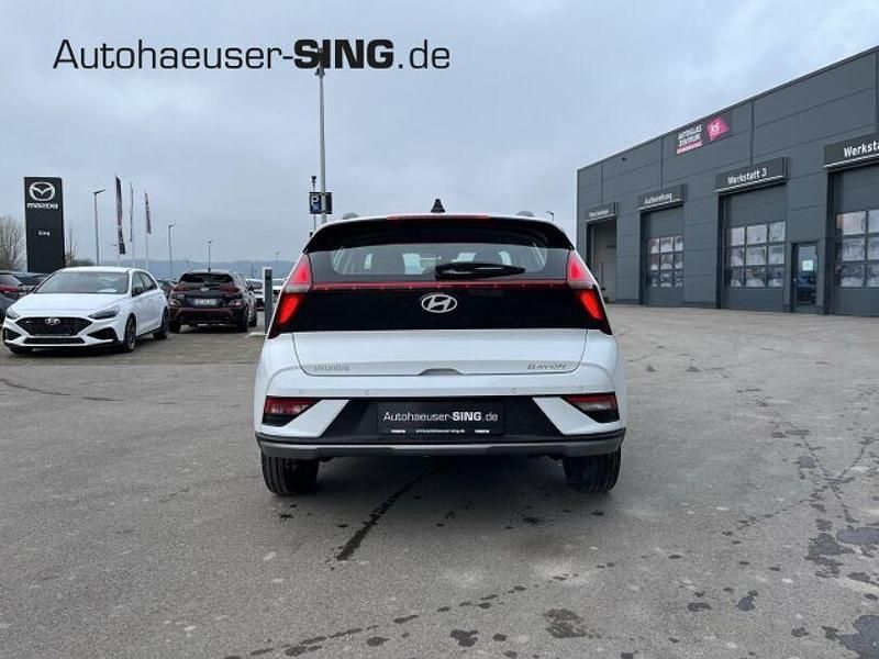 Neu Hyundai Bayon 101 PS (74 kW) 2025 Atlas white SUV
