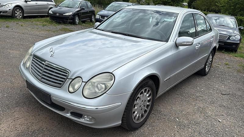 Gebraucht Mercedes E220 150 PS (110 kW) 2004 Silber Limousine