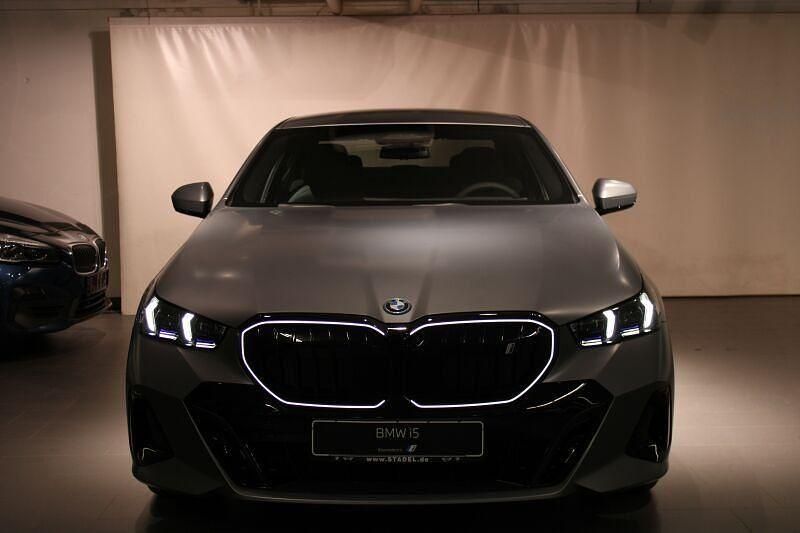 Neu BMW i5 M Sport 250 kW (340 PS) 2025 Bmw individual frozen pure gre Limousine