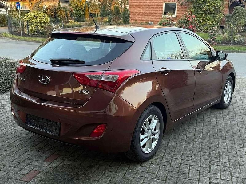 Gebraucht Hyundai i30 Trend 99 PS (72 kW) 2013 Hazel brown / met Kleinwagen