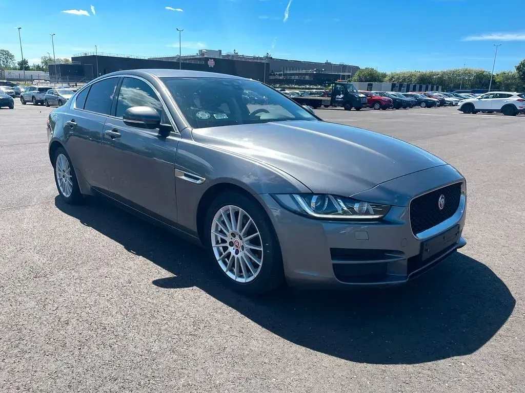 Gebraucht Jaguar XE Pure 163 PS (119 kW) 2016 Grau Limousine