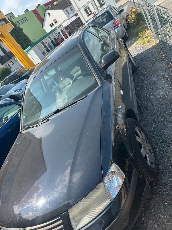 Schwarz Gebraucht 2000 VW Passat Limousine | 999 € (Fairer Preis) - Bild 1/4