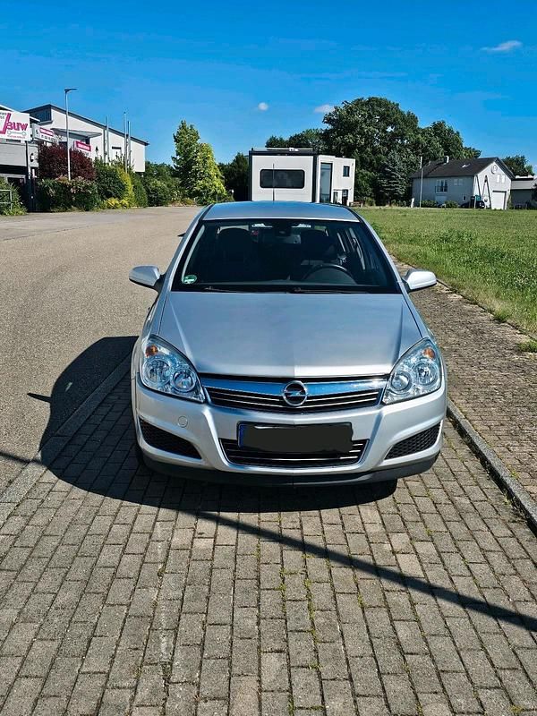Silber Gebraucht 2008 Opel Astra Limousine | 3.300 € (Etwas zu teuer) - Bild 1/4