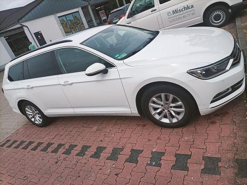 Weiß Gebraucht 2017 VW Passat Comfortline Kombi | 12.000 € (Fairer Preis) - Bild 1/4