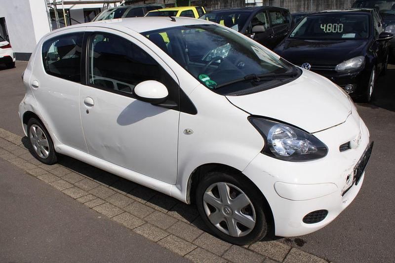 Gebraucht Toyota Aygo 68 PS (50 kW) 2011 Weiß Kleinwagen