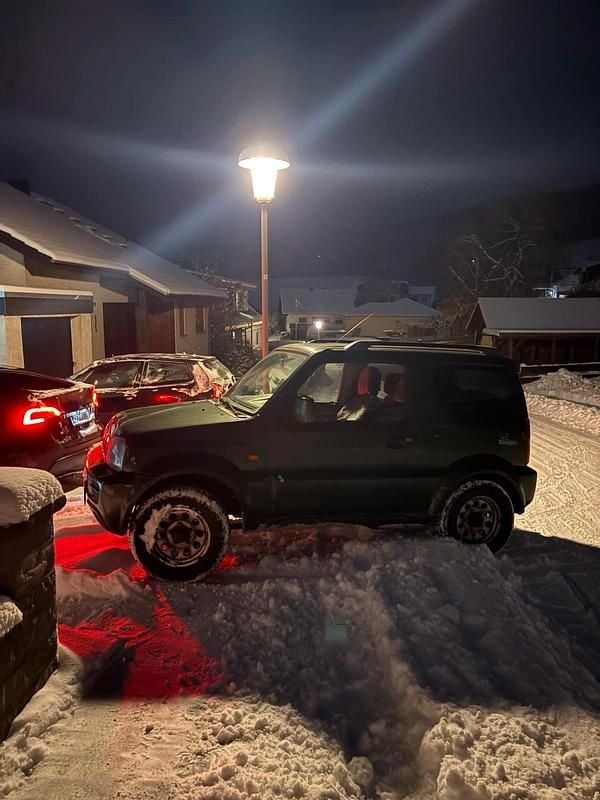 Grün Gebraucht 2011 Suzuki Jimny Ranger SUV | 5.900 € (Superpreis) - Bild 1/1