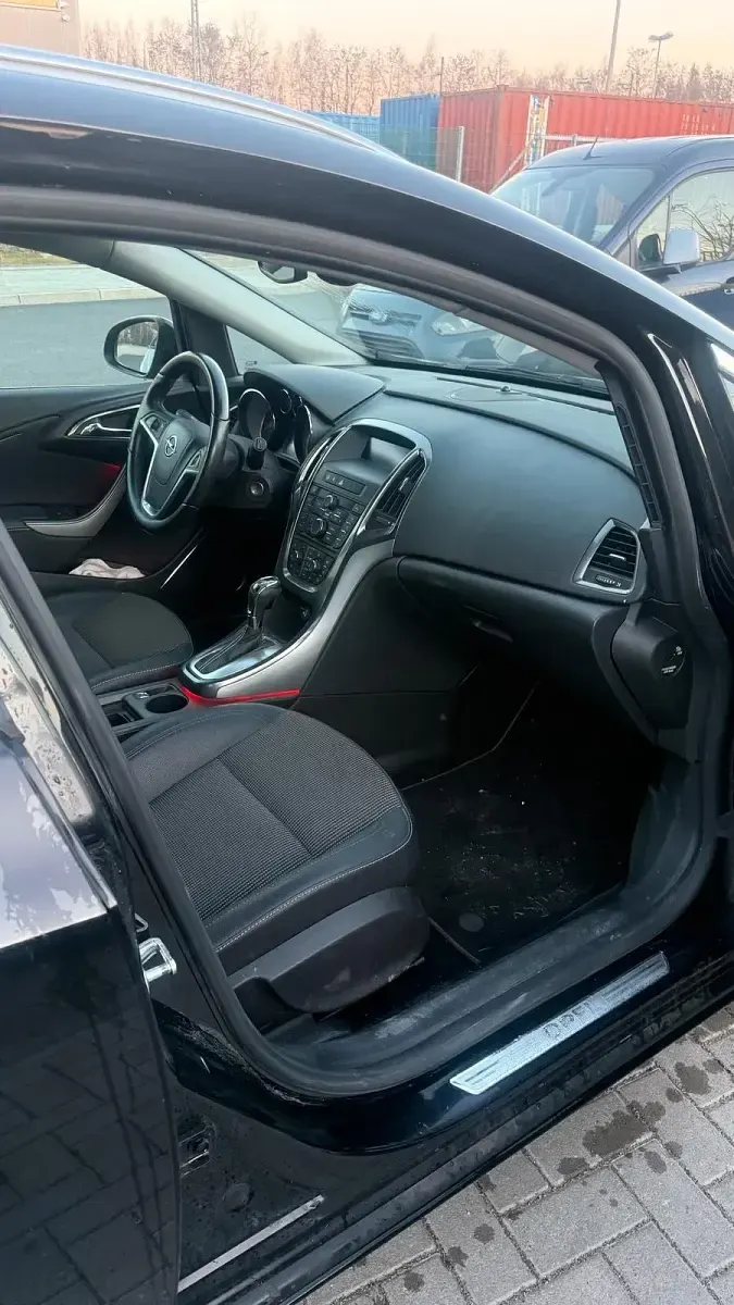 Gebraucht Opel Astra 140 PS (102 kW) 2011 Schwarz Kombi