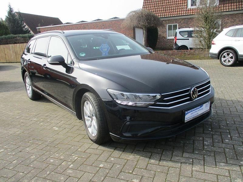 Używany VW Passat Basis 122 KM (89 kW) 2022 Czarny Kombi