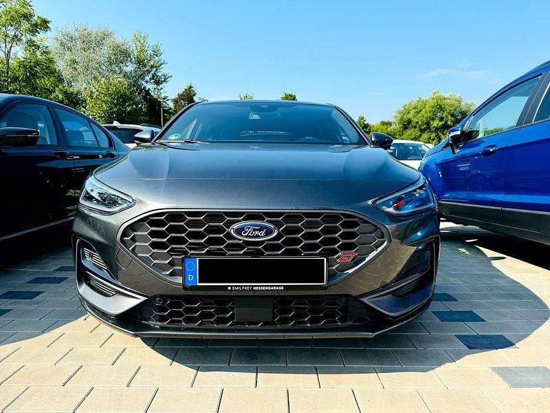 Grau Gebraucht 2024 Ford Focus S Limousine | 34.790 € (Fairer Preis) - Bild 1/4