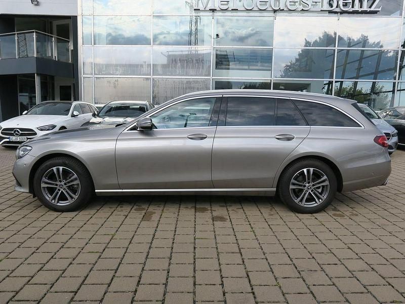 Gebraucht Mercedes E220 Avantgarde 200 PS (147 kW) 2023 Silber Limousine