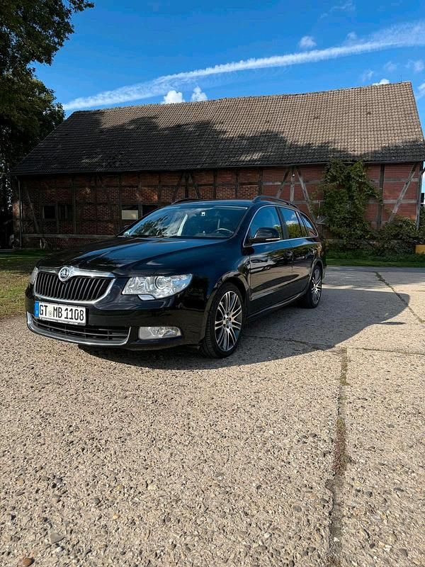 Schwarz Gebraucht 2012 Skoda Superb Kombi | 8.350 € (Etwas zu teuer) - Bild 1/4