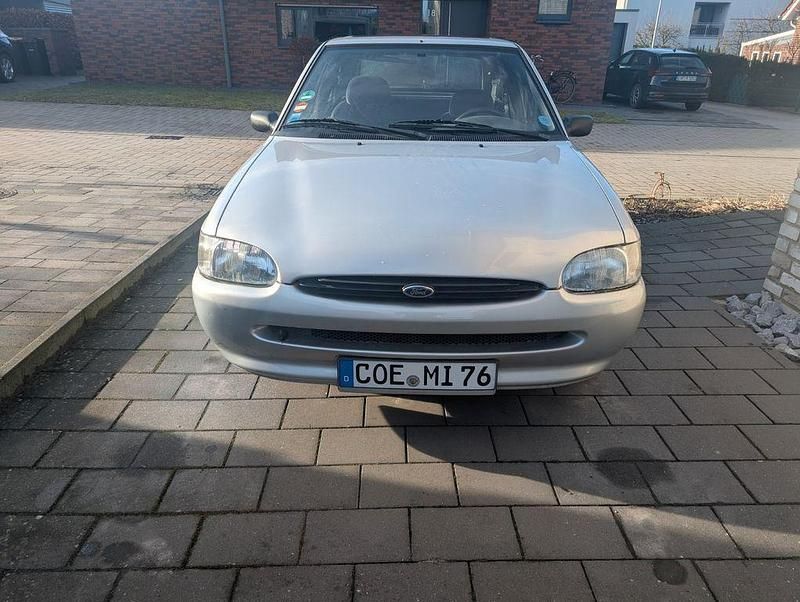 Używany Ford Escort 90 KM (66 kW) 1995 Srebrny Sedan/Limuzyna