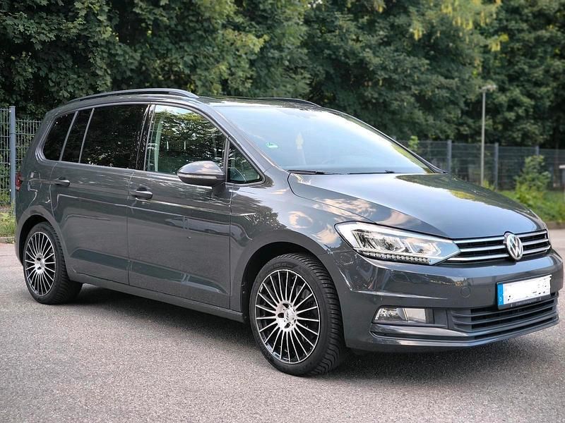 Grau Gebraucht 2016 VW Touran Highline Van / Kleinbus | 21.950 € (Guter Preis) - Bild 1/4