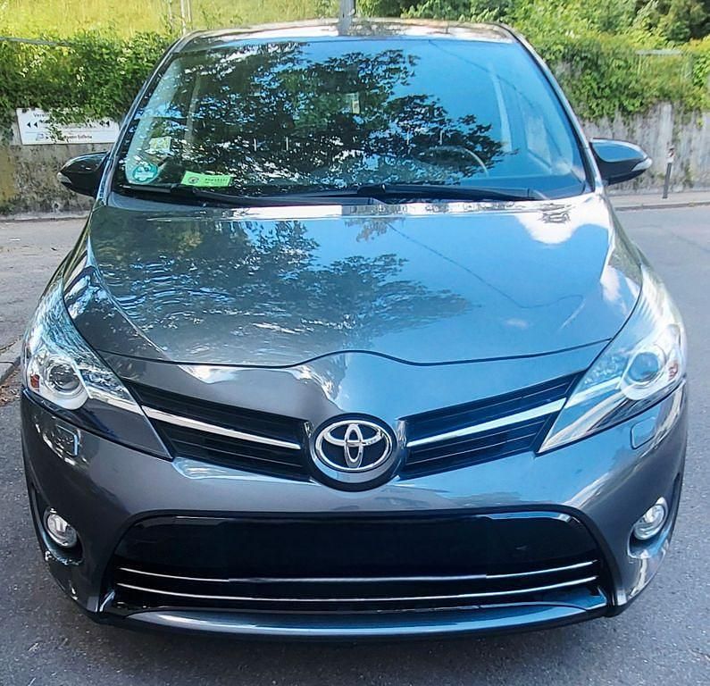 Grau Gebraucht 2018 Toyota Verso Edition-S Van / Kleinbus | 16.500 € (Fairer Preis) - Bild 1/4