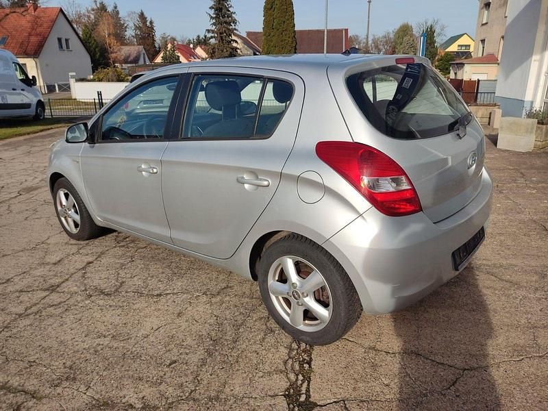 Gebraucht Hyundai i20 Comfort 77 PS (56 kW) 2009 Silber Kleinwagen