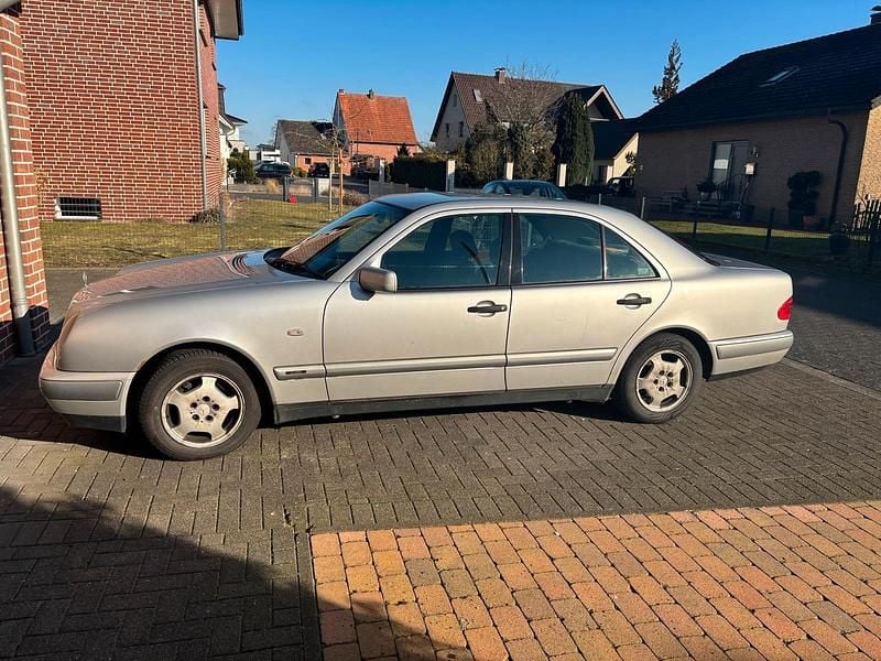 Gebraucht Mercedes E200 136 PS (100 kW) 1998 Silber Limousine