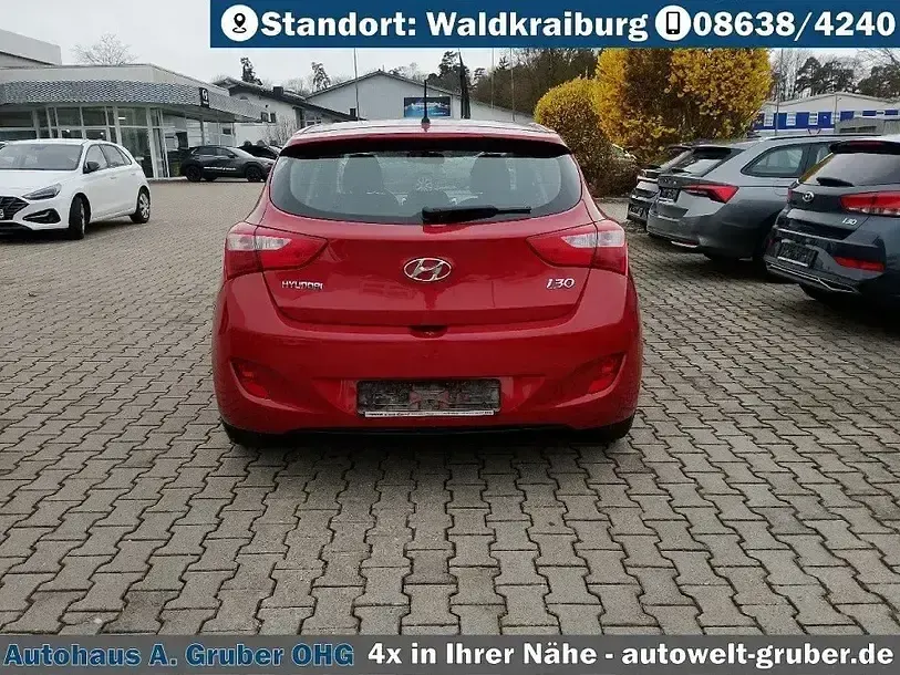 Gebraucht Hyundai i30 101 PS (74 kW) 2016 Ultimate red (metallic) Limousine