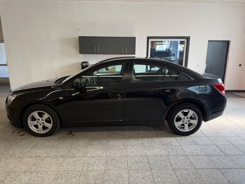 Schwarz Gebraucht 2011 Chevrolet Cruze LS Limousine | 6.990 € (Teuer) - Bild 1/4