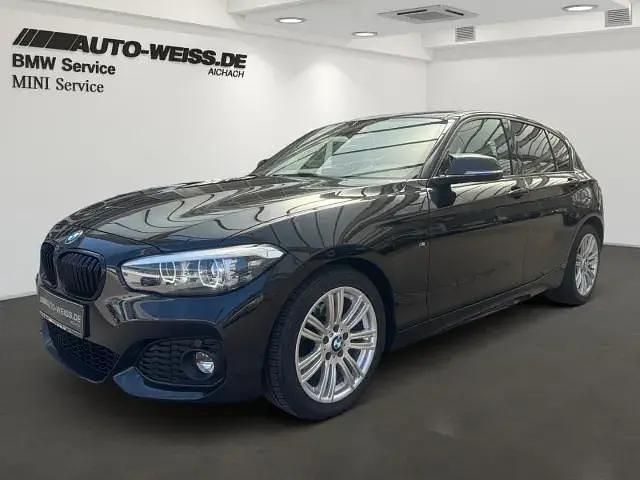 Black sapphire metallic (schwarz) Gebraucht 2019 BMW 120 M Sport Kleinwagen | 19.300 € (Guter Preis) - Bild 1/4