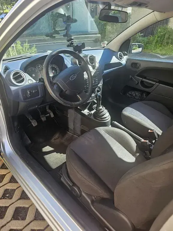 Gebraucht Ford Fiesta Ambiente 60 PS (44 kW) 2007 Silber Kleinwagen