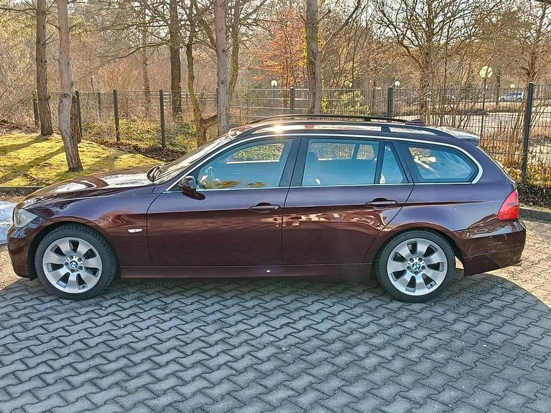 Gebraucht BMW 330 231 PS (169 kW) 2007 Rot Kombi